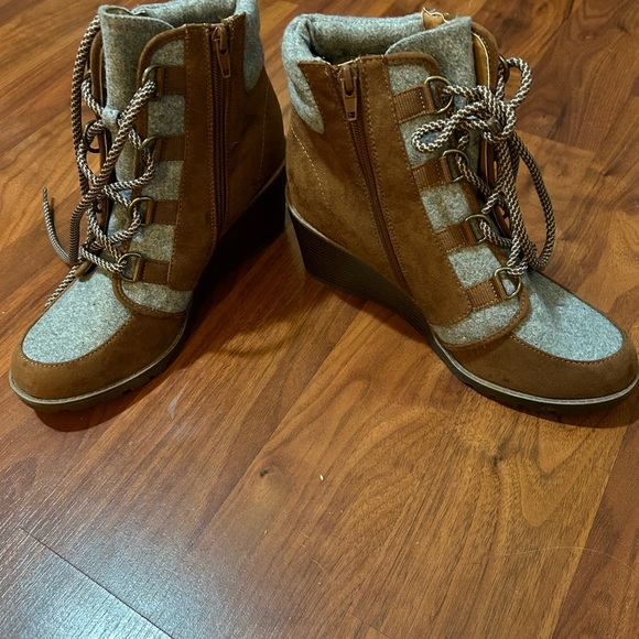 R2 wedge lace up boots, size 8.5 - Picture 2 of 2